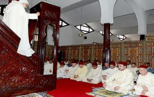 أمير المؤمنين يؤدي  بمسجد حكم بالرباط لأداء صلاة الجمعة